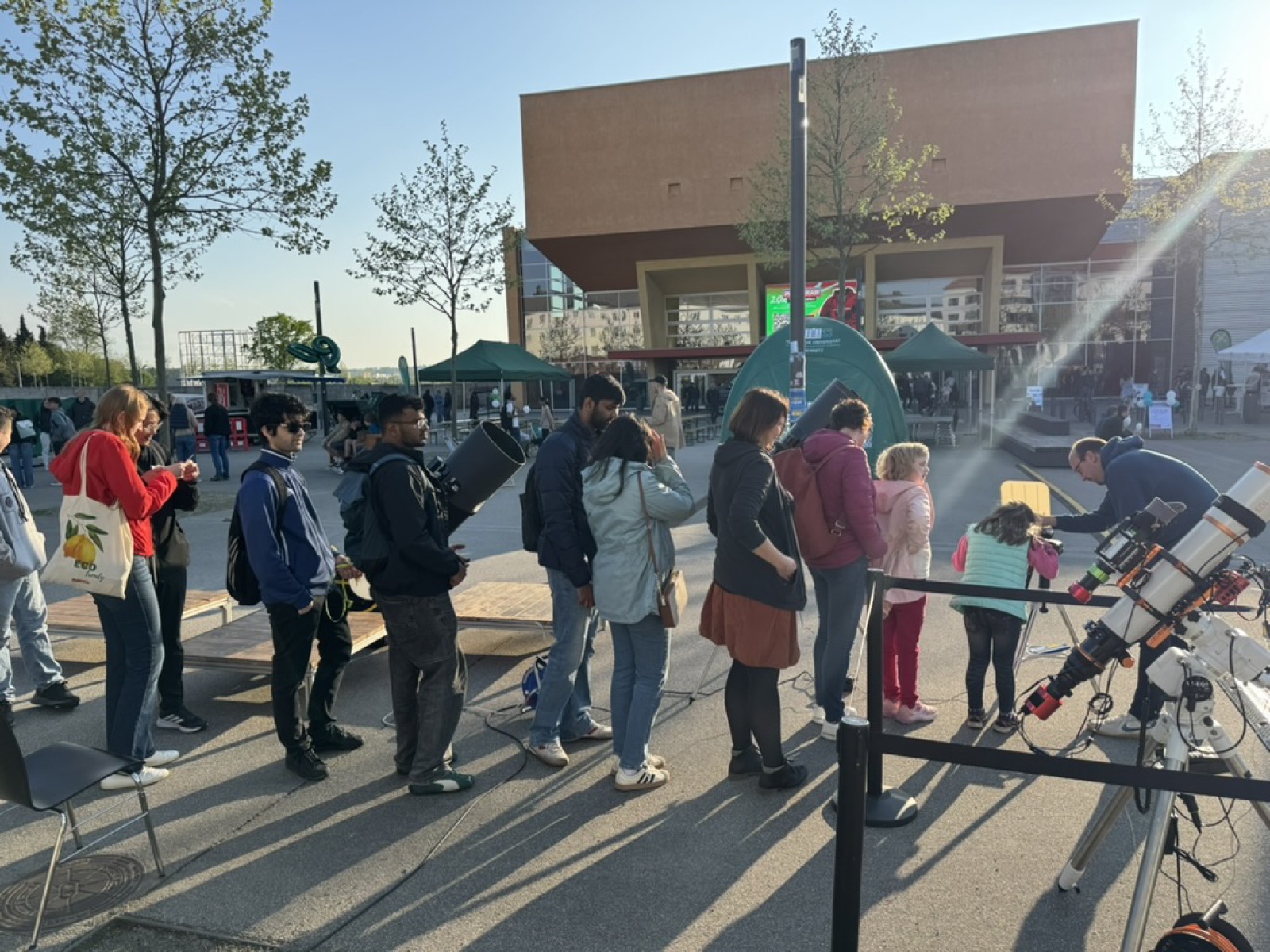 Visitors queuing at our telescope booth in front of the TU Chemnitz campus during the Long Night of Science