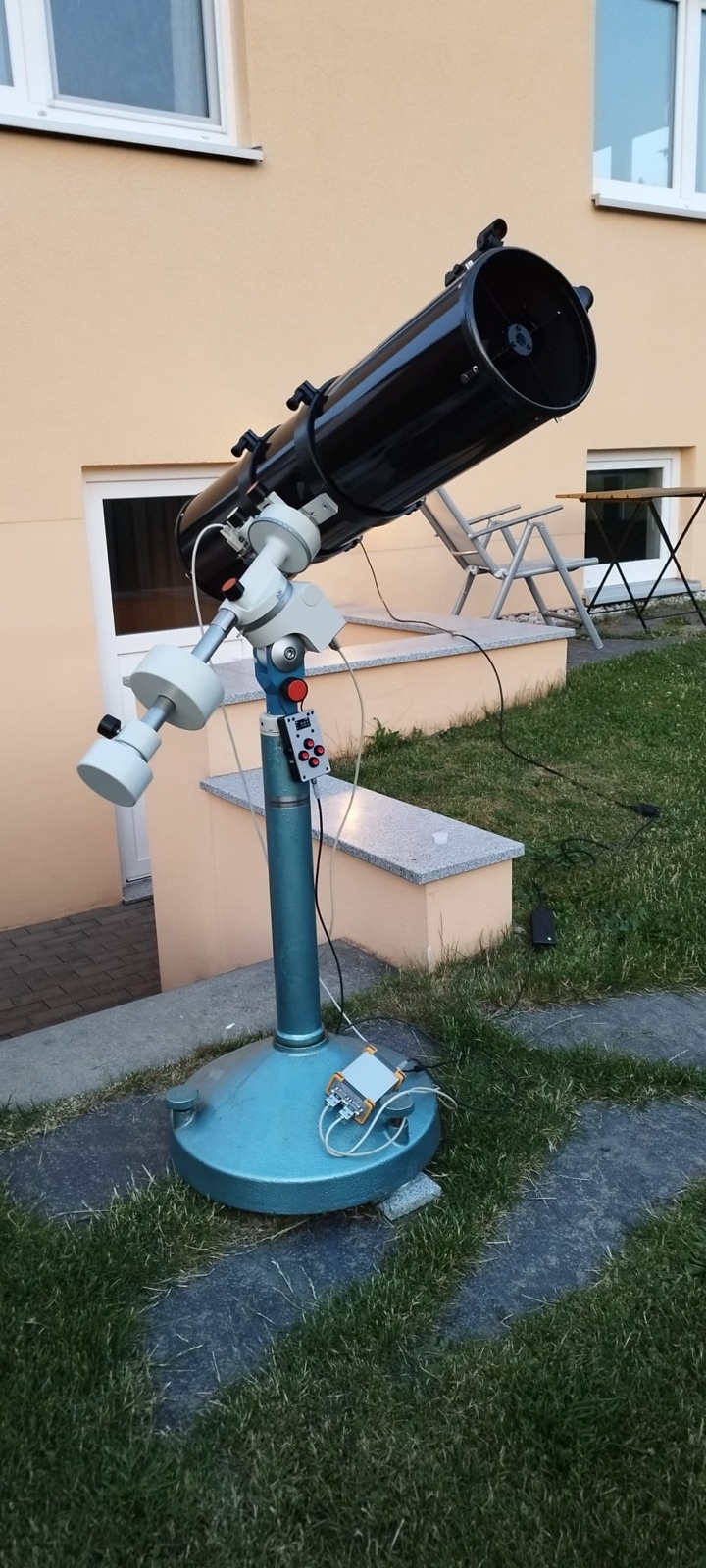 Newtonian on a pier mount beside a house